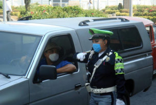 A transit policewoman offers assistance to a motorist in Mexico City's Historic Center. © Anthony Wright, 2009