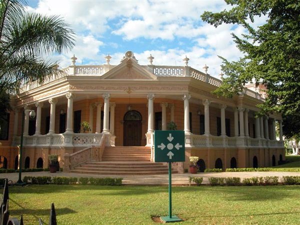 This beautiful Mexican mansion on Paseo de Montejo is now home to a bank. © John McClelland, 2007