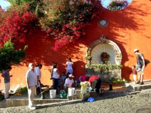 An entire family works to create an Altar de Dolores for Our Lady of Sorrows in a San Miguel de Allende fountain © Edythe Anstey Hanen, 2014