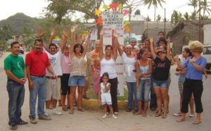 Volunteers work together raising funds to renovate the plaza in Los Ayala, Nayarit © Christina Stobbs, 2012