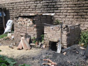 Manuel Reyes' traditional Mexican ceramic kilns are built of mud and brick. © Alvin Starkman 2008