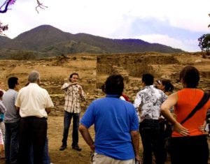 Monte Smith Marquez, Scientific Director of the Proyecto Arqueologico Ocomo, explains the details of his project to visitors at the excavations. The Ocomo Palace is located 35 kilometers to the west of Teuchitlan. © John Pint, 2009