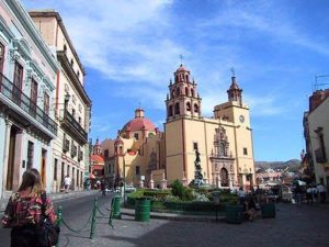 Narrow city streets near the plaza in Guanajuato, Mexico © Geri Anderson 1997