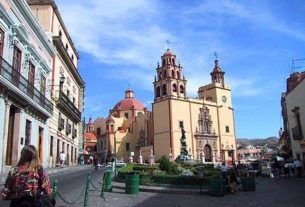 Narrow city streets near the plaza in Guanajuato, Mexico © Geri Anderson 1997