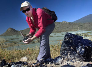 A geologist examines the quality of the obsidian at El Pedernal, which has four square kilometers of this natural volcanic glass.Today this is a hill near San Juanito Escobedo — locally known as Las Cuevas — but in bygone days this hill was actually an island in the middle of now-drained Lake Magdalena. They are localed in rural Jalisco, not far from Guadalajara. © John Pint, 2009