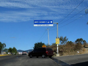 Turn-off to Arroyo Guacamaya on Federal Highway 190 north of the City of Oaxaca © Alvin Starkman, 2011