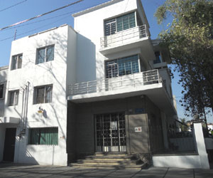 Safety bars blend with the geometric architectural style of this Mexican home © Sergio Wheeler, 2012