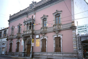 Colonial era hotel in Parral de Hidalgo, Chihuahua © Tony Burton, 2000