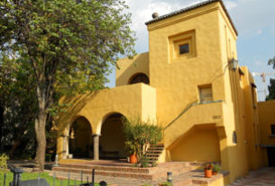 A home in Guadalajara's Colonia Americana. This architectural style was popular in Mexican cities during the 1920s and 1930s. © Sergio Wheeler, 2012