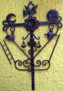 A Chiapas roof cross by Guadalupe Hermisillo Escobar. This piece was exhibited in Chapala's annual Feria Maestros del Arte. © Marianne Carlson, 2008