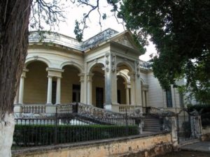 This unrenovated home on Paseo de Montejo is for sale -- a wonderful opportunity to live in a historic mansion. © John McClelland, 2007