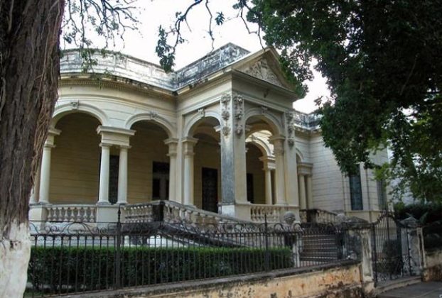 This unrenovated home on Paseo de Montejo is for sale -- a wonderful opportunity to live in a historic mansion. © John McClelland, 2007