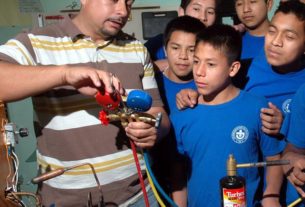 Jose Elias Arias: Refrigeration expert Jose Elias Arias teaching at Boys Town. "This is the same course I give to professionals in Guadalajara," he says. © John Pint, 2012