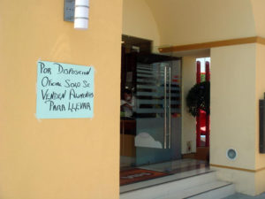 One of the VIPS chain restaurants in Mexico City is closed down. Handwritten notices inform of the government decree. © Anthony Wright, 2009
