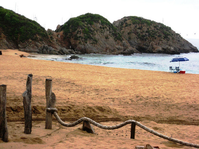 Mayto Beach by Mayto Hotel and El Rinconcito on Jalisco's Pacific shore © Barbara Sanda, 2010