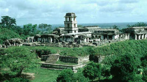 The Palace seen from the Temple of the Sun. El Palacio visto desde el Templo del Sol