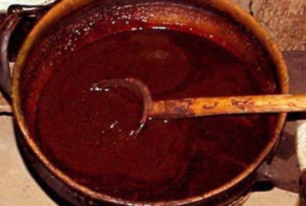 A clay casserole of mole for a Oaxaca feast © Alvin Starkman, 2007