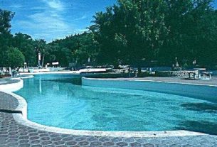 Las Estacas The main attraction of Las Estacas is floating down the crystal clear river in inflatable inner tubes through a serene, if somewhat manicured, jungle habitat starting from where a spring bubbles out of the ground into a large pool at 8,000 liters a second. Photography & Annotations by Bob Brooke © 2001