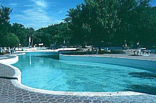 Las Estacas The main attraction of Las Estacas is floating down the crystal clear river in inflatable inner tubes through a serene, if somewhat manicured, jungle habitat starting from where a spring bubbles out of the ground into a large pool at 8,000 liters a second. Photography & Annotations by Bob Brooke © 2001