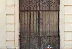 Guitarists sing and play on a city street in Oaxaca, Mexico. © Alan Cogan, 1997