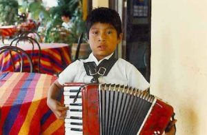 An itinerant musician serenades diners in Oaxaca, Mexico. © Alan Cogan, 1997