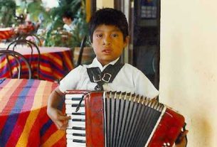 An itinerant musician serenades diners in Oaxaca, Mexico. © Alan Cogan, 1997