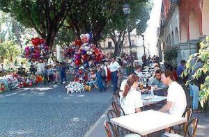 A sidewalk cafe on the Zocalo, or main plaza of Oaxaca, Mexico. © Alan Cogan, 1997