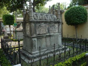 A well-kept grave in Mexico City's historic Panteon de San Fernando. © Anthony Wright, 2011