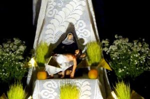 This home altar in San Miguel de Allende, Mexico, features a statue of Mary holding the body of her son, Jesus. Such altars pay tribute to Nuestra Señora de los Dolores © Edythe Anstey Hanen, 2014