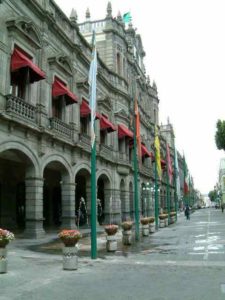 The impressive Palacio del Ayunamiento (city hall) anchors and occupies most the block north of the zocalo. There is a hotel and McDonalds on the west end of the block.