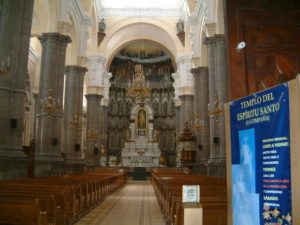 The interior of the Iglesia de la Compañia.