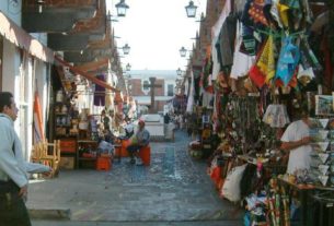 Scenes of the Parian district are the first you may see of Puebla near Palafox y Mendoza and 5 de Mayo on the walk to the zocalo.