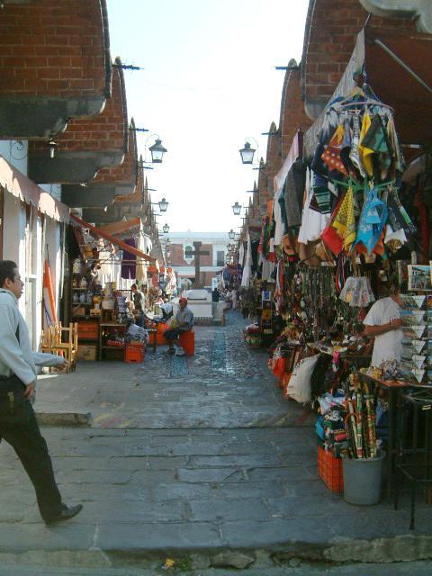 Scenes of the Parian district are the first you may see of Puebla near Palafox y Mendoza and 5 de Mayo on the walk to the zocalo.