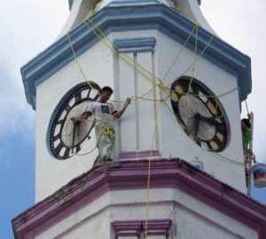 Painters sprucing up the church in Tlalcotalpan