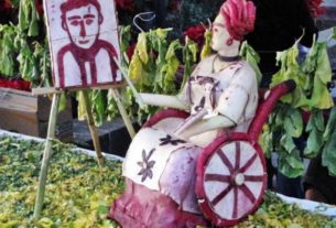 Radish sculpture of Frida Kahlo painting a portrait of Diego Rivera © Tara Lowry, 2013