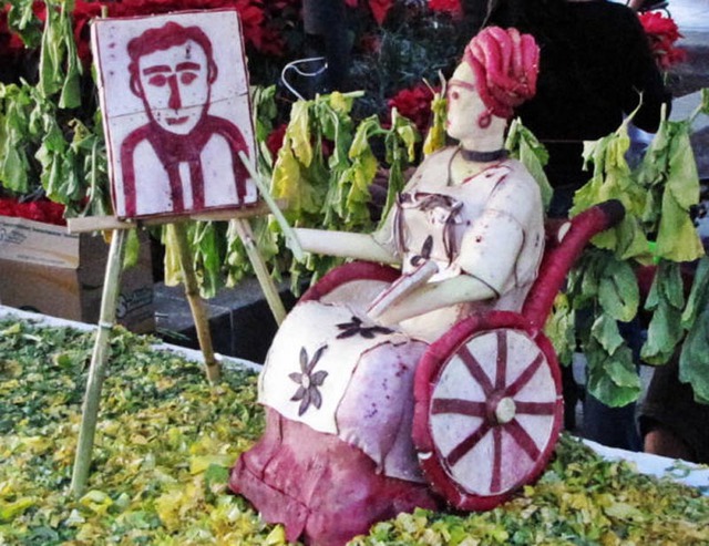 Radish sculpture of Frida Kahlo painting a portrait of Diego Rivera © Tara Lowry, 2013