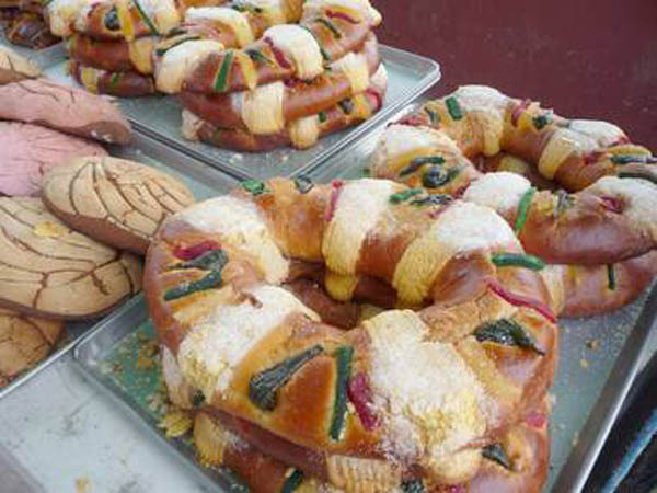 Rosca de Reyes for sale for Epiphany. Each loaf of the sweet bread contains a tiny figurine of baby Jesus. © Sylvia Brenner, 2010, 2012