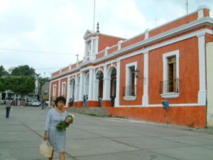 Looking back east at the ayunamiento.