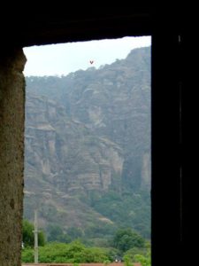 The Piramide Tepozteco on the cliff.