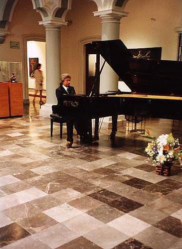 Classical pianist performs in the central salon in the Pinacoteca, Colima's University Gallery.