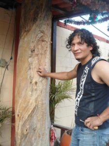 This sculptor in Mexico City is carving a portrait of Jesus from a tree trunk © Peter W. Davies, 2013