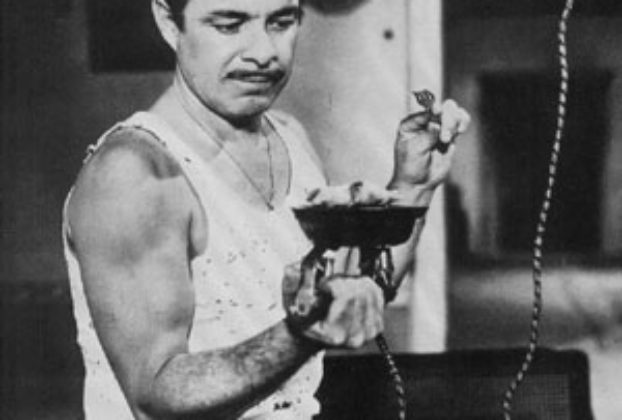 German Valdes "Tan Tan" prepares pollo a la plancha in "Paso a la juventud" (1957), directed by Gilberto Martinez Solares © Producciones Diana Internacional, Coleccion IMCINE