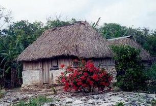 Traditional Maya house in Yucatan © John G. Gladstein, 2008