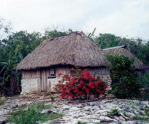 Traditional Maya house in Yucatan © John G. Gladstein, 2008