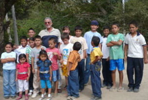 Edd Bissell and students at Mexico's San Quintin school © Edd Bissell, 2010