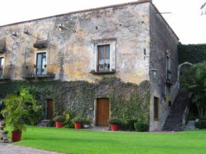 The buildings of the Mexican hacienda give character and elegance to the impeccable garden. © Julia Taylor 2008