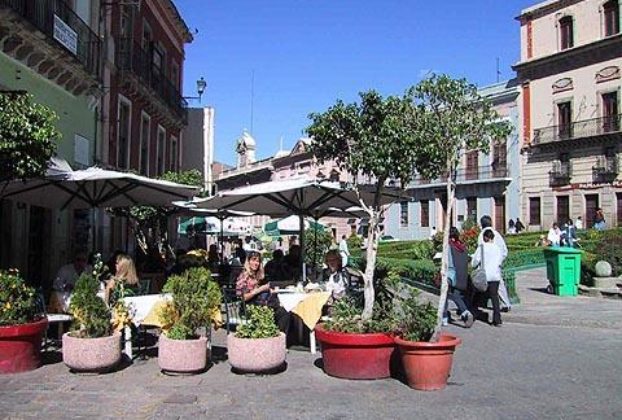 Outdoor cafes and small parks are common throughout the city of Guanajuato. © Geri Anderson, 2001