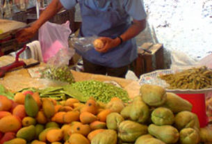 Chayotes in a street market resemble green pears © Daniel Wheeler 2009