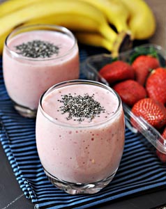 Banana, strawberry and chia seed smoothie © Emily Tan, 2013 from her blog