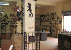 Open Mexican handcraft shops welcome visitors to browse at ease. This one specializes in metalwork. © Julia Taylor, 2008